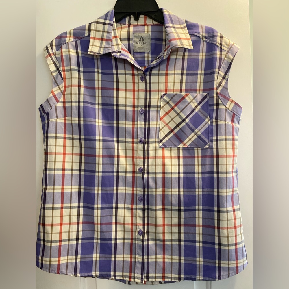 Ascend women’s sleeveless button up